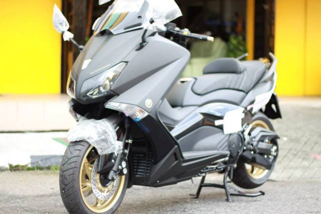 T-MAX 530 (BLACK SERIES)LIMITED EDITION