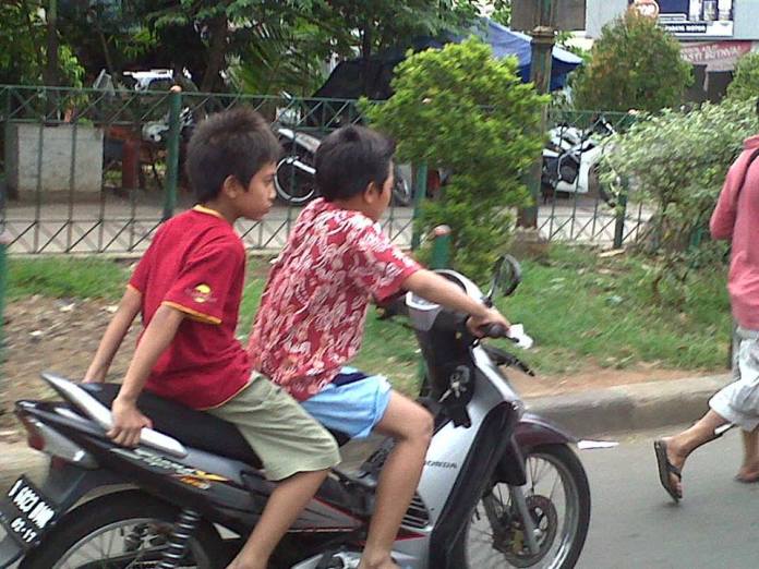 anak kecil naik motor