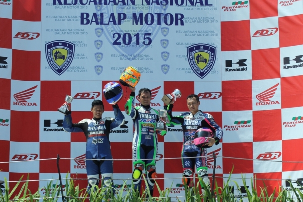 yamaha-r25-kuasai-podium-di-seri-1-kejurnas-balap-motor-sport-kelas-250cc-20150510150512-4062